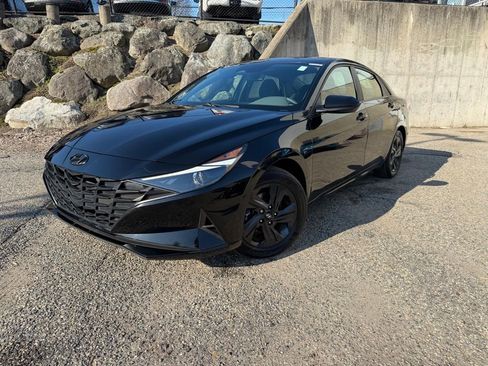 Used 2023 Hyundai Elantra SEL image 1