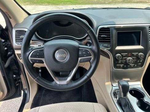 Used 2018 Jeep Grand Cherokee Laredo AWD/4WD image 16