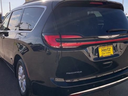 Used 2024 Chrysler Pacifica Touring-L FWD image 8