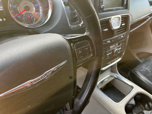 Used 2014 Chrysler Town & Country Touring-L image 13