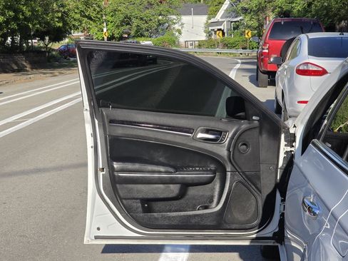 Used 2014 Chrysler 300 C image 10