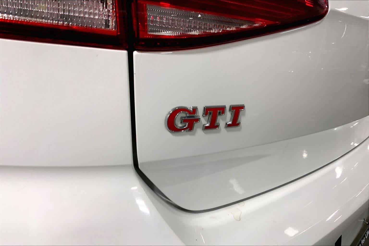 Used 2021 Volkswagen GTI SE FWD image 31