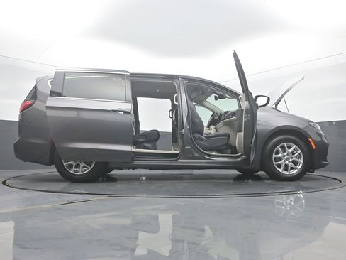 Used 2023 Chrysler Pacifica Touring-L FWD image 59