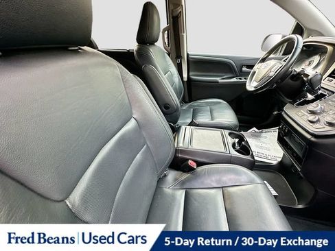 Used 2016 Toyota Sienna SE Premium w/ Four Season Floor Mat Package FWD image 37