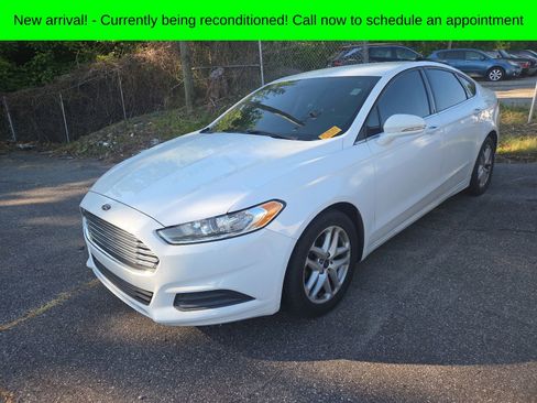 Used 2016 Ford Fusion SE FWD image 2