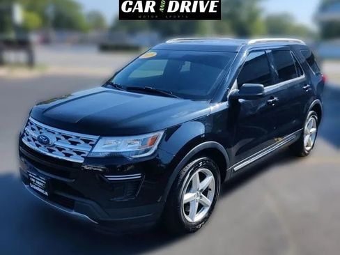 Used 2019 Ford Explorer XLT image 3