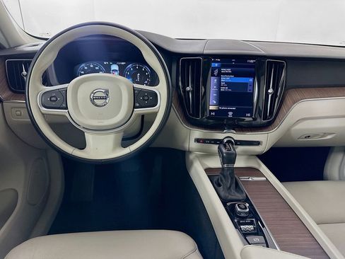Used 2021 Volvo XC60 T5 Momentum w/ Premium Package image 22