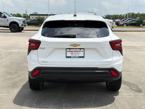 Used 2024 Chevrolet Trax LS w/ LS Convenience Package FWD image 10