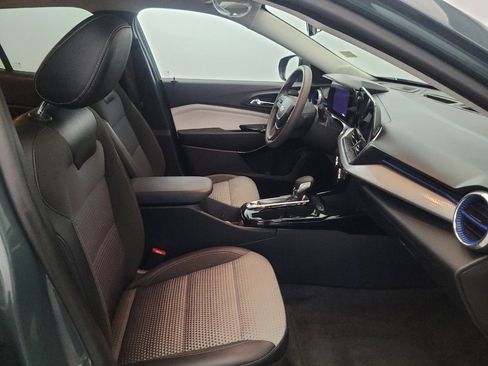 Used 2025 Chevrolet Trax LT FWD image 21