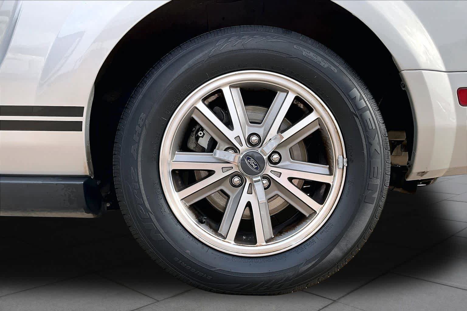 Used 2005 Ford Mustang Convertible RWD image 10