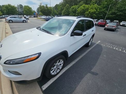 Used 2017 Jeep Cherokee Sport FWD image 3