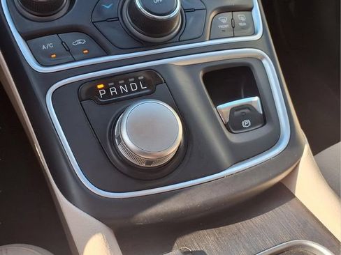Used 2015 Chrysler 200 LX FWD image 9