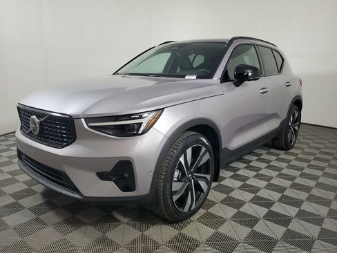 Used 2026 Volvo XC40 B4 Plus w/ Climate Package image 4