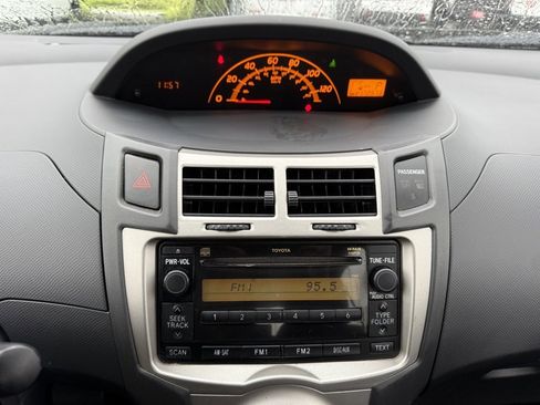 Used 2011 Toyota Yaris 4-Door Hatchback image 20