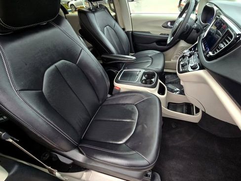 Certified 2024 Chrysler Pacifica Touring-L image 26
