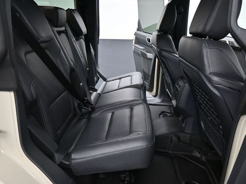 New 2025 Ford Bronco Badlands image 18