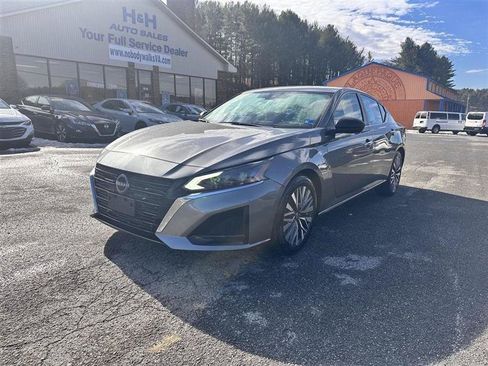 Used 2024 Nissan Altima 2.5 SV FWD image 1