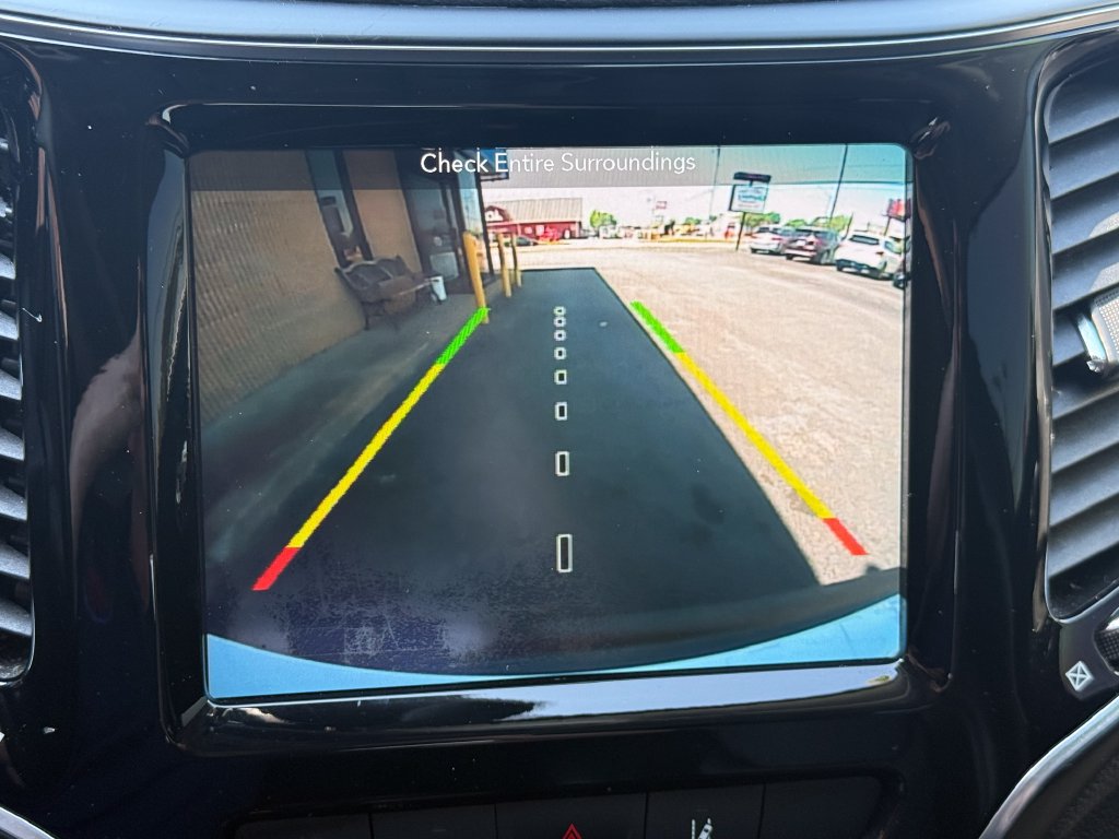 Used 2019 Jeep Cherokee Limited w/ Luxury Group AWD/4WD image 34