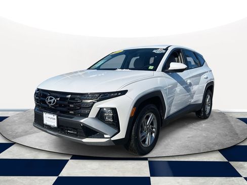 Certified 2025 Hyundai Tucson SE image 2