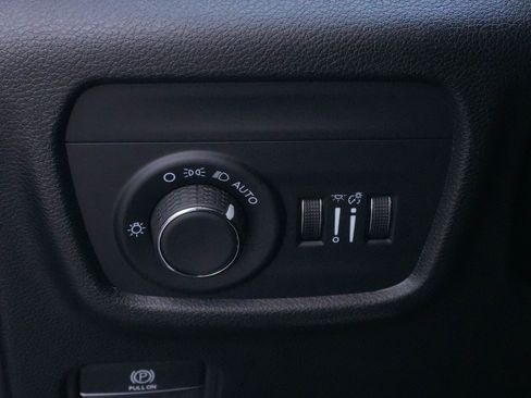Used 2024 Jeep Grand Cherokee L Altitude AWD/4WD image 17
