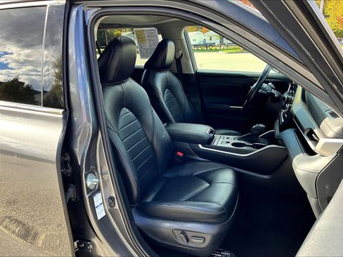Used 2022 Toyota Highlander XLE image 11