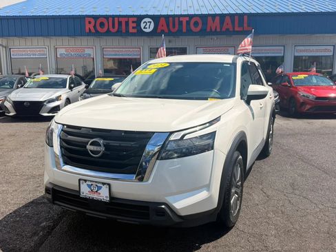 Used 2024 Nissan Pathfinder SV FWD image 1