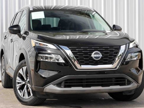 Used 2022 Nissan Rogue SV w/ SV Premium Package image 2