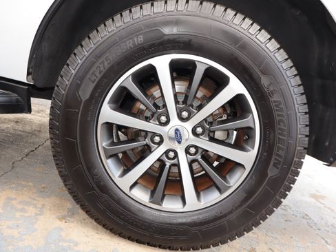 Used 2018 Ford Expedition XLT image 11