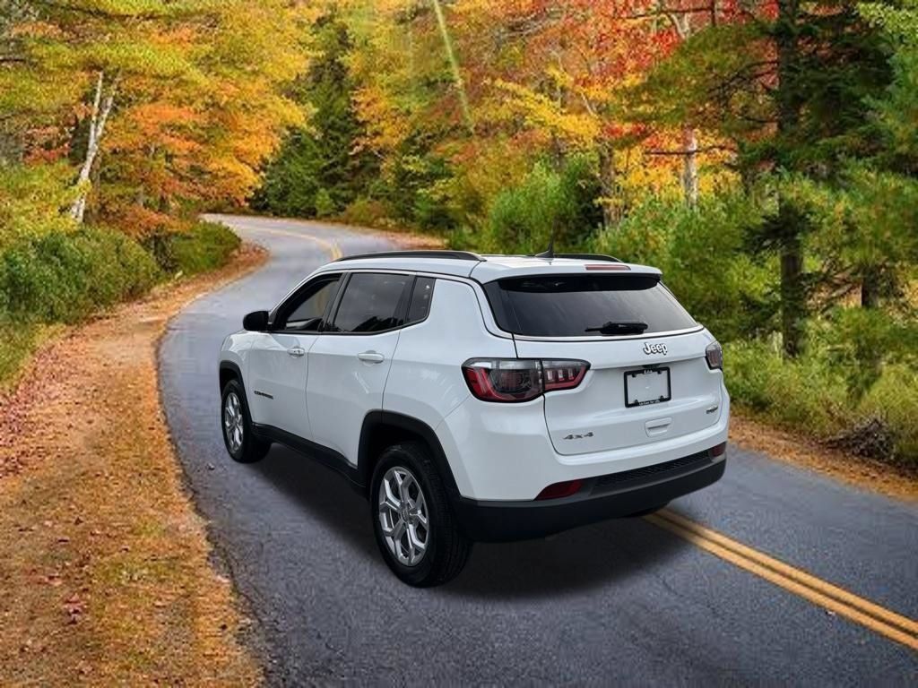 Used 2024 Jeep Compass Latitude AWD/4WD image 6