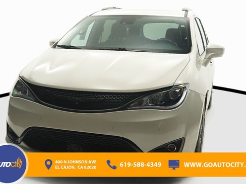 Used 2020 Chrysler Pacifica Touring-L Plus FWD image 4