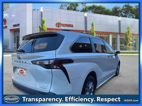 Certified 2024 Toyota Sienna XLE image 4