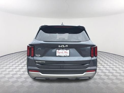 Used 2024 Kia Sorento S w/ Panoramic Sunroof Package FWD image 5