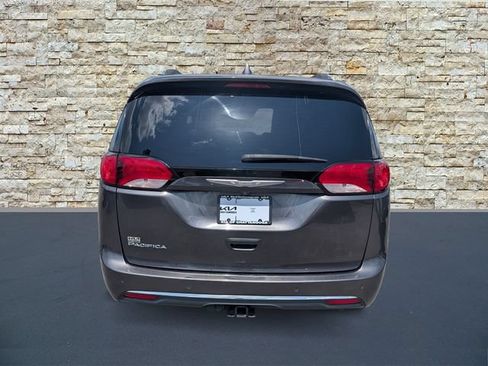 Used 2017 Chrysler Pacifica Touring-L Plus FWD image 6