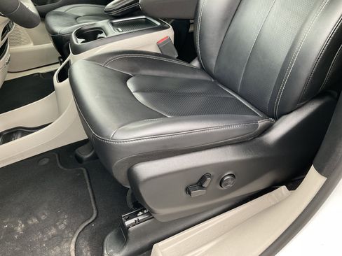 Used 2023 Chrysler Pacifica Touring-L image 26