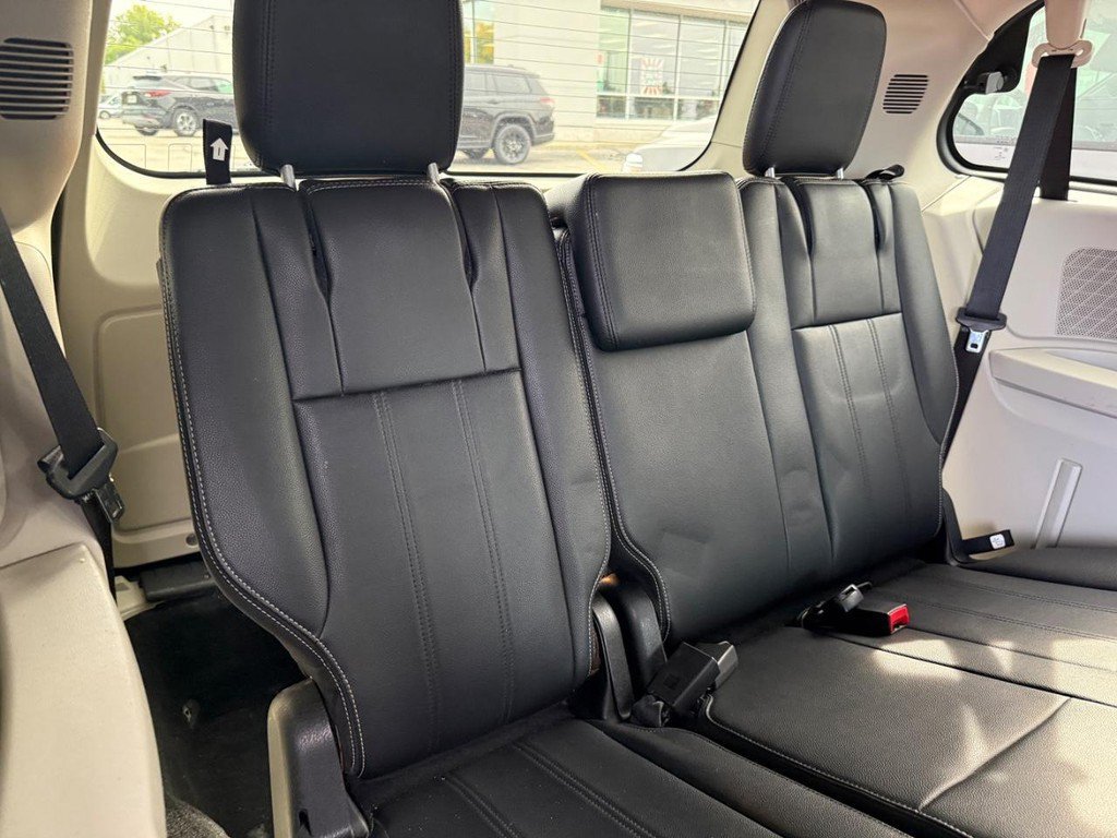 Used 2014 Chrysler Town & Country Touring FWD image 8