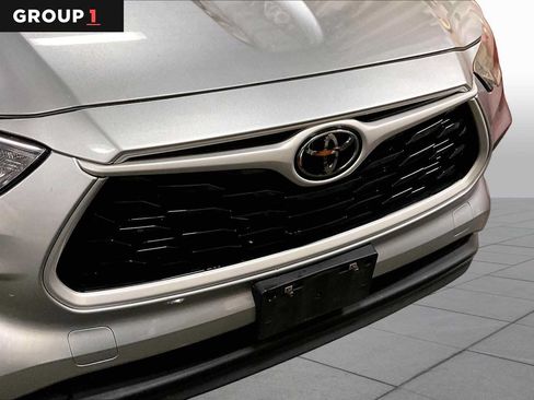 Used 2021 Toyota Highlander XLE AWD/4WD image 30
