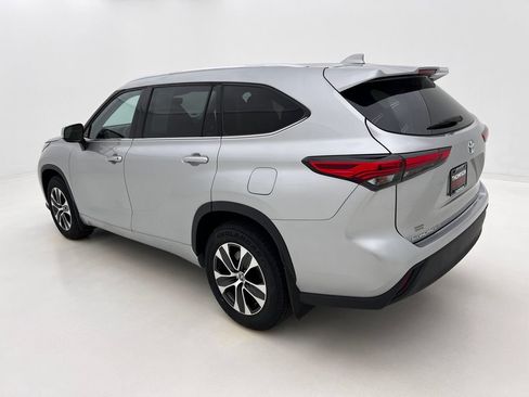 Used 2021 Toyota Highlander XLE AWD/4WD image 9