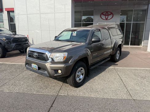 Used 2012 Toyota Tacoma 4x4 Access Cab V6 w/ SR5 Pkg image 2
