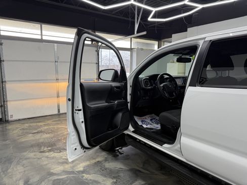 Used 2017 Toyota Tacoma TRD Off-Road image 11