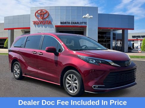 Used 2024 Toyota Sienna XLE FWD image 1