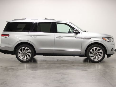 Used 2023 Lincoln Navigator Reserve AWD/4WD image 9