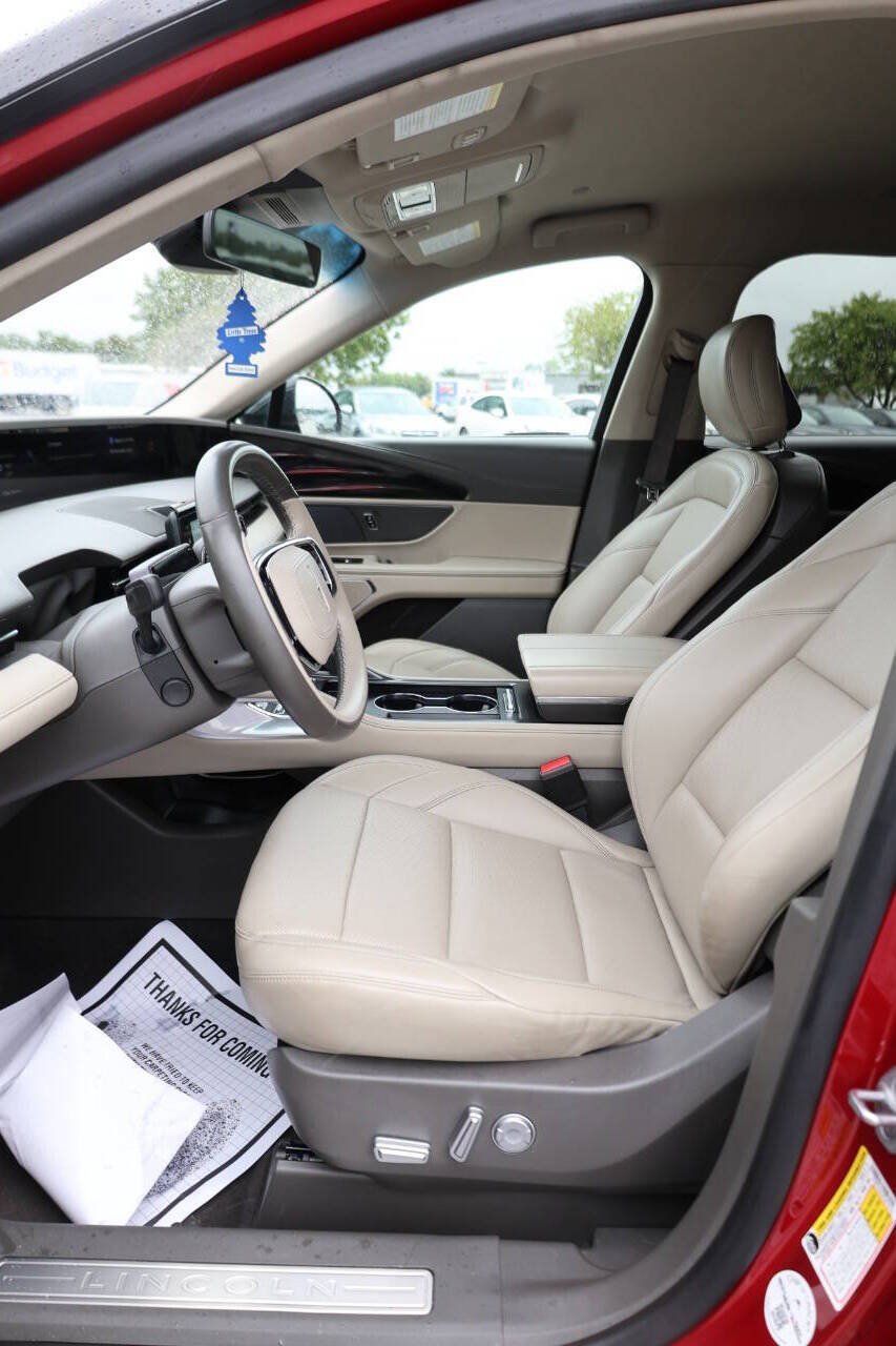 Used 2024 Lincoln Nautilus Premier AWD/4WD image 13