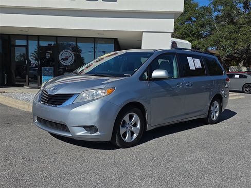 Used 2011 Toyota Sienna LE image 9