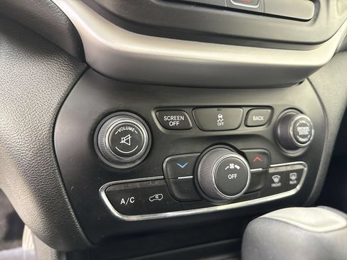 Used 2018 Jeep Cherokee Latitude Plus w/ Cold Weather Group AWD/4WD image 8