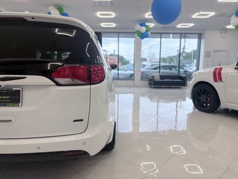 Used 2020 Chrysler Pacifica Touring-L w/ Advanced Safetytec Group AWD/4WD image 14