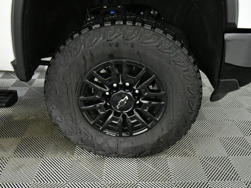 Used 2025 Chevrolet Silverado 2500 ZR2 w/ Technology Package image 17