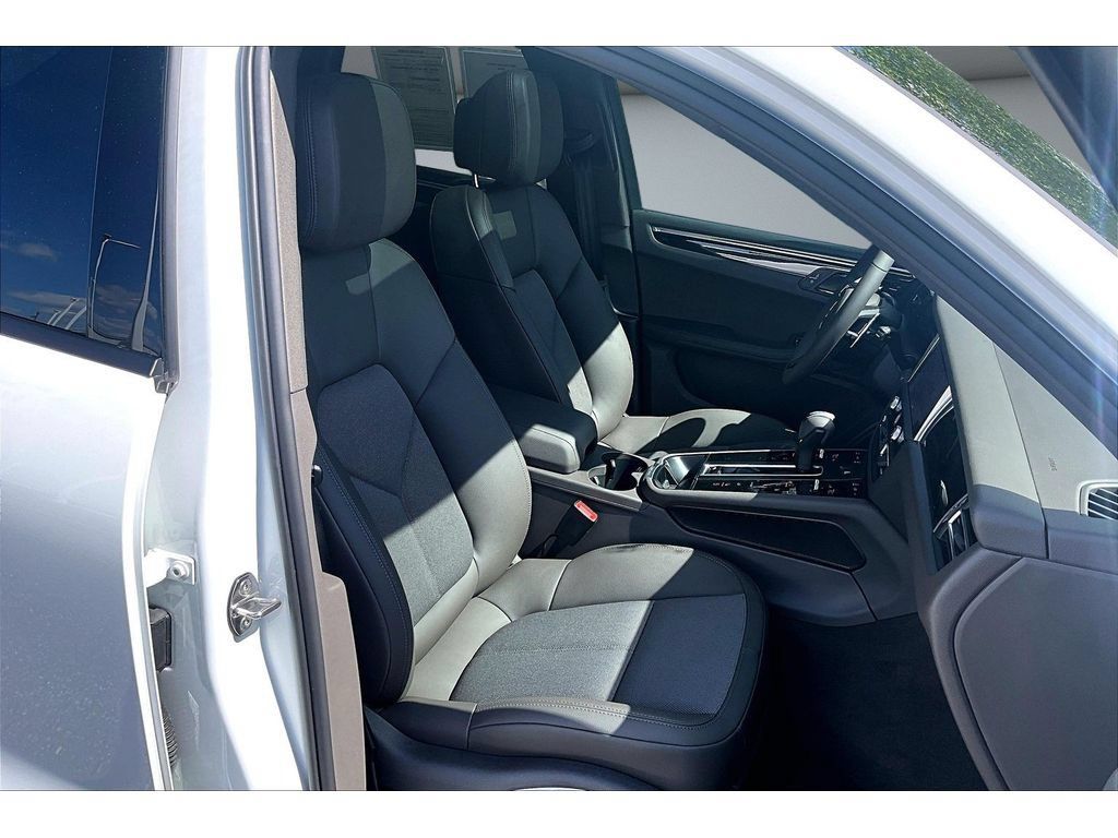 Used 2026 Porsche Macan AWD/4WD image 10
