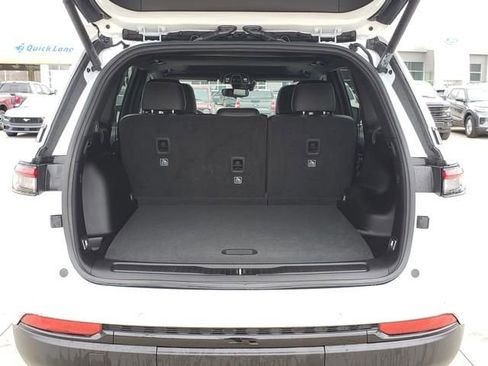 Used 2024 Jeep Grand Cherokee Altitude image 8