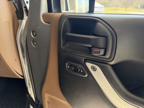 Used 2017 Jeep Wrangler Unlimited Sahara image 27