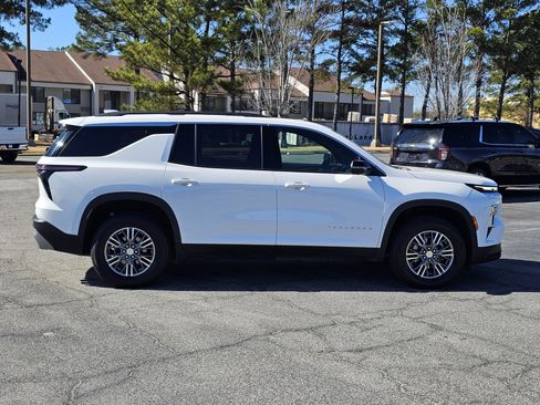 Used 2024 Chevrolet Traverse LT image 8